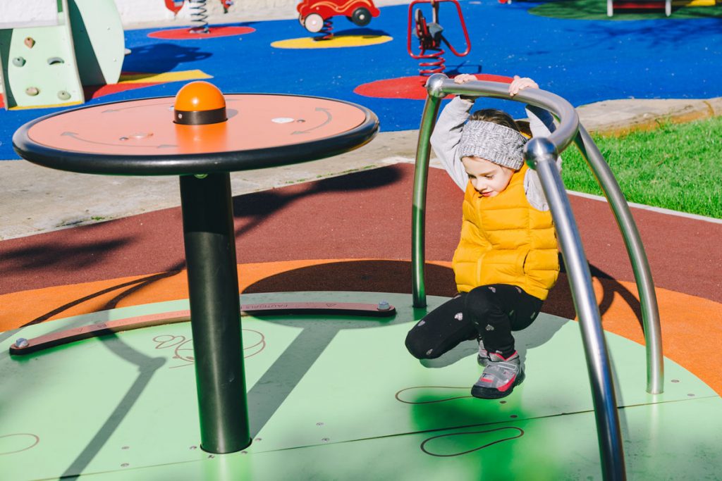 Césped artificial seguro para áreas infantiles