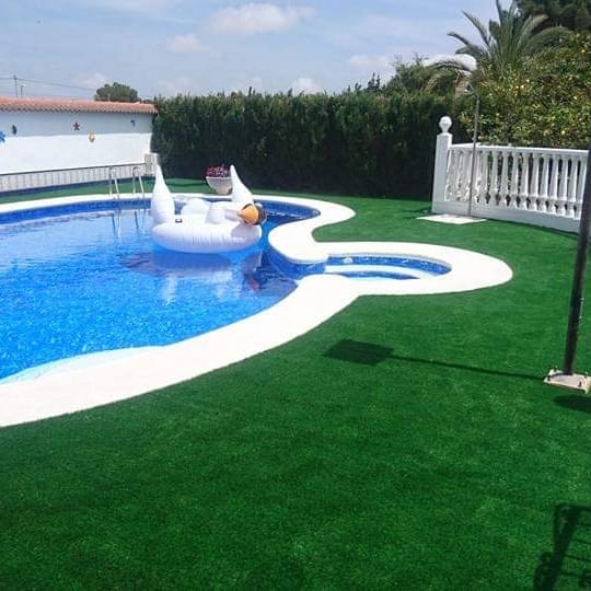 Césped artificial para piscinas en Alicante