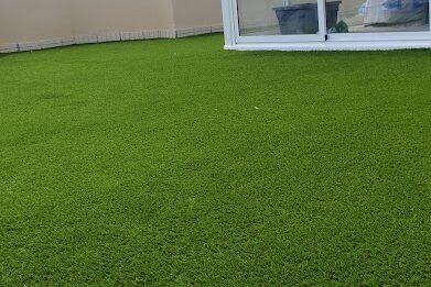 Terraza con césped artificial en Alicante instalada profesionalmente por TaybGrass, creando un espacio verde y moderno