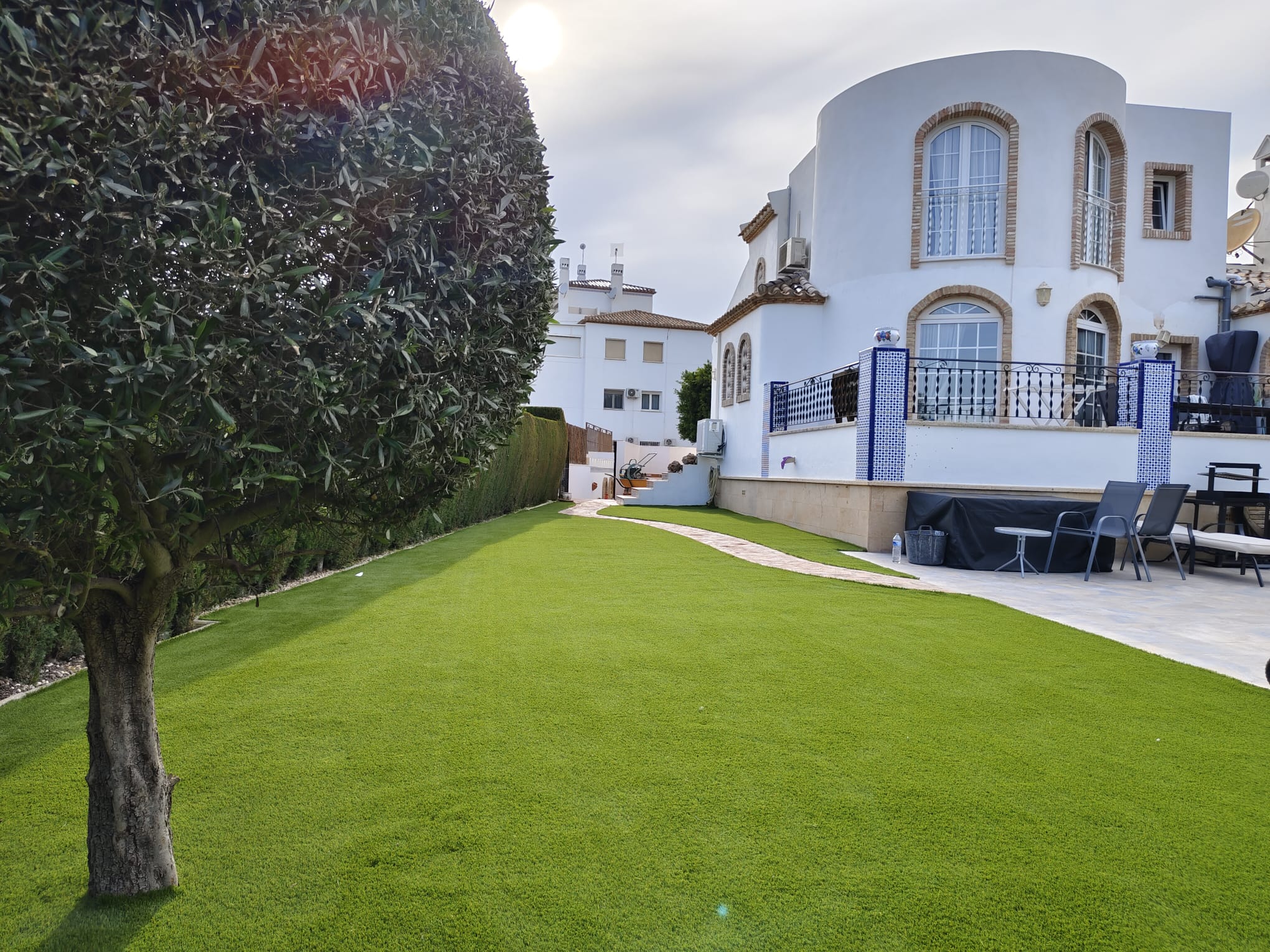 Césped artificial en chalet de Novelda