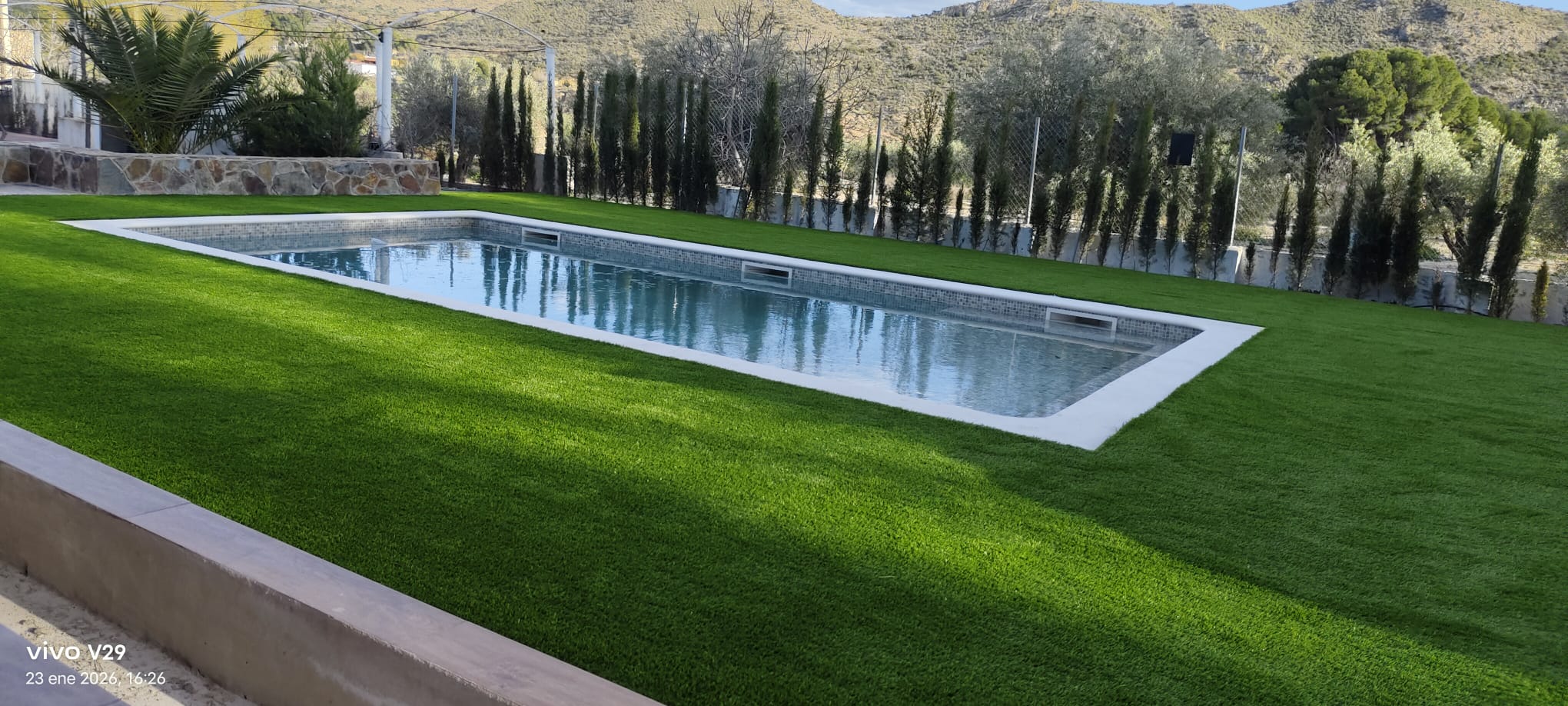 Equipo profesional instalando césped artificial